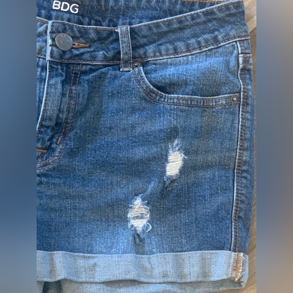 Urban Outfitters ~ BDG ~ Mid Rise Alexa Pocket Shortie Denim Shorts Size 29 - Picture 6 of 12